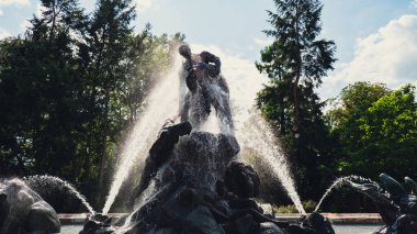 BYDGOSZCZ, POLAND - Ağustos 2022 Fontaine POTOP. Bydgoszcz şehrinin merkezinde, Fontanna Potop Çeşmesi var. Kazimierza Wielkiego Park Casimir Ferdinand Lepcke tarafından tasarlandı. 