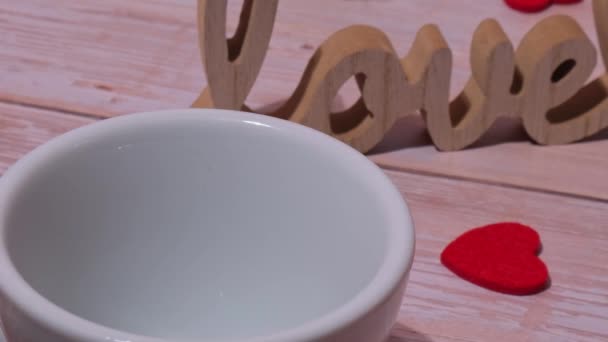 Drewniane Słowo Miłość Romantyzmu Serca Nalewania Kawy Białego Kubka Kawy — Wideo stockowe