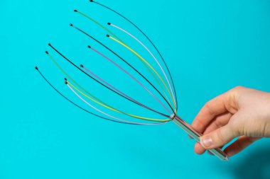 Ev için kafa derisi masaj aleti. Saç büyütme rutini için kafa masajı fırçasını kapat. Stres önleyici metal ahtapot aletleri. Ev tıbbı ve kozmetoloji için elle kumanda. SPA