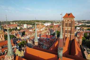St. Marys Bazilikası Polonya 'nın Gdansk kentindeki güzel panoramik mimarisi. Hava görüntülü insansız hava aracı. Şehir merkezinin yukarıdan manzarası. Avrupa 'daki küçük tarihi yapılar