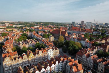 Polonya 'nın Gdansk kentindeki güzel panoramik mimarisi. Hava görüntülü insansız hava aracı. Şehir merkezinin yukarıdan manzarası. Küçük klasik tarihi binalar Avrupa Turist Çekimi