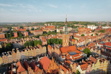 St Marys Katedrali Polonya 'nın Gdansk kentindeki güzel panoramik mimarisi. Hava görüntülü insansız hava aracı. Şehir merkezinin yukarıdan manzarası. Avrupa 'daki küçük tarihi yapılar