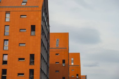 Gökyüzü arka planında cam cepheli modern ofis binası. Sarı süslemeli şeffaf cam ofis duvarı. Modern Avrupa cephesinin soyut Yapı Elementi