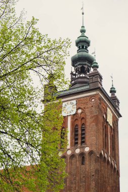 Gdansk Polonya 'daki eski kasabanın eski mimarisi. Şehir merkezinin güzel ve renkli eski evleri. Seyahat güzergahı. Turist eğlencesi