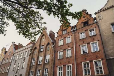 Gdansk Polonya 'daki eski kasabanın eski mimarisi. Şehir merkezinin güzel ve renkli eski evleri. Seyahat güzergahı. Turist eğlencesi