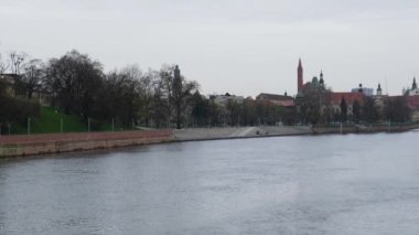 Wroclaw manzara manzarası. Odra Nehri Silezya 'nın tarihi başkenti, Avrupa. Belediye binası mimari binaları. Eski kasaba katedralleri kilisesi. Seyahat yeri 