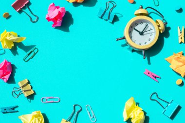 Çerçeve sınırı, okul malzemesi ve çalar saatten yapılmış. Metnin için boşluk kopyala veya öğrenciler ve öğretmenler için eğitici selamlama duyurusu yap. Yaratıcı ve renkli bir geçmişi var. Konsept