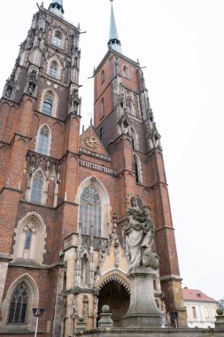 Wroclaw, Polonya Mayıs 2023 Tumski adasındaki Wroclaw Katedrali 'nin detayları. Silezya 'nın tarihi başkenti, Avrupa. Belediye binası mimari binaları. Eski kasaba katedralleri kilisesi. Seyahat eden turist