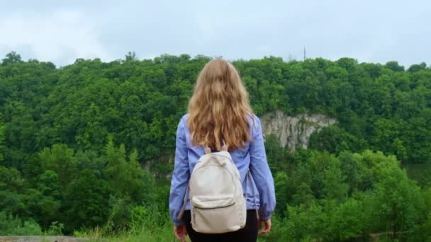 Повільний Рух Щаслива Молода Жінка Синьому Плащі Насолоджується Лісом Парку — стокове відео