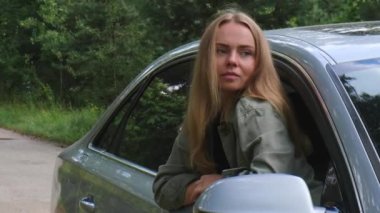 Ağır çekimde gülümseyen genç bir kadın arabanın camından bakıyor. Hafta sonları yerel solo seyahat. Çıkan kadın ormanda özgürlüğü keşfediyor. Doğa yaşam tarzıyla birlik, dinlenme rahatlama 
