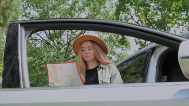 Blondynka Kapeluszu Zatrzymująca Się Obok Drzwi Samochodu Sprawdza Trasę Mapie — Wideo stockowe