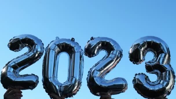Αργυρό Φύλλο Αριθμός 2023 Αλλαγή 2024 Γιορτή Νέο Έτος Μπαλόνι — Αρχείο Βίντεο