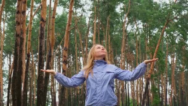 Περήφανη Ξανθιά Γυναίκα Μπλε Αδιάβροχο Απολαμβάνοντας Σιωπή Φυσικό Πράσινο Περιβάλλον — Αρχείο Βίντεο