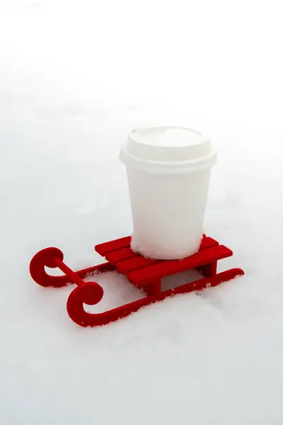Kis Piros Szánkó Papír Csésze Kávé Vagy Forró Csokoládé Háttér — Stock Fotó
