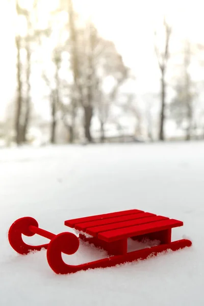 Kis Piros Szánkó Háttér Gyönyörű Téli Napon Másold Helyet Szövegnek — Stock Fotó