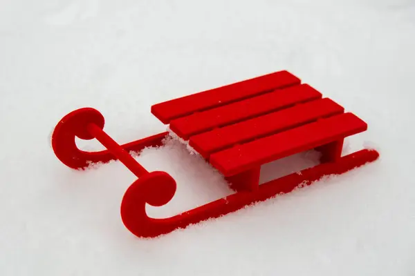 Kis Piros Szánkó Háttér Gyönyörű Téli Napon Másold Helyet Szövegnek — Stock Fotó