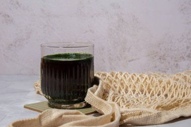 Mavi-yeşil yosun klorella ve spirulina tozu. Süper toz. Doğal alg takviyesi. Detoks süper yiyecek içeceği kokteyli. Besin kaynağı protein ve beta karoten. Sağlıklı yemek. 