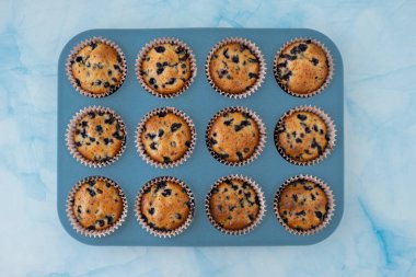 Taze pişmiş yaban mersinli çörekler. Lezzetli Tatlı Kek. Hamur işi ev yapımı tatlı. Çilekli turta ve silikon kek kutusu. Yeniden kullanılabilir silikonda pişirilmiş organik dutlu sağlıklı vejetaryen kekleri.