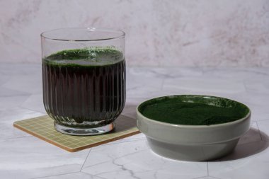 Mavi-yeşil yosun klorella ve spirulina tozu. Süper toz. Doğal alg takviyesi. Detoks süper yiyecek içeceği kokteyli. Besin kaynağı protein ve beta karoten. Sağlıklı yemek. 