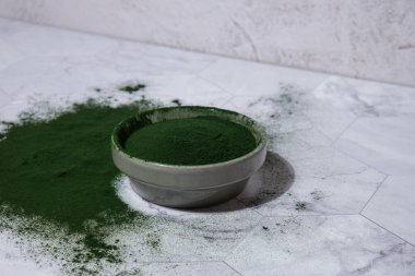 Mavi-yeşil yosun klorella ve kapta spirulina tozu. Süper toz. Doğal alg takviyesi. Detoks süper yiyecek içeceği kokteyli. Besin kaynağı protein ve beta karoten. Sağlıklı yemek. 