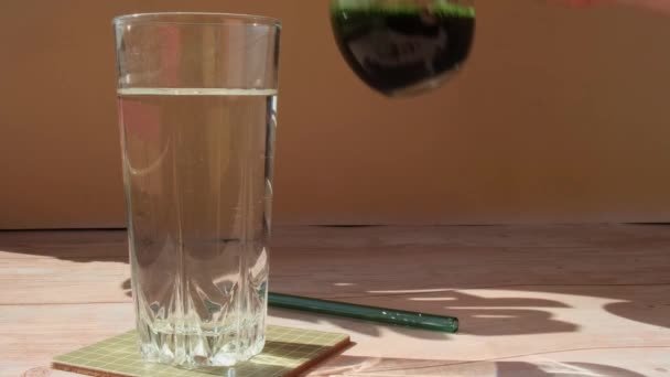 Добавить Природные Органические Зеленые Спирулиновые Водоросли Порошок Воды Напиток Нейтральном — стоковое видео