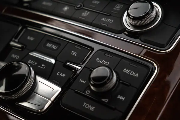 モダンな高級車のインテリア 自動トランスミッションギアシフト マルチメディア制御システム 車のコントロールパネル エアベンチレッド緊急ボタン ダッシュボードの詳細 プレステージスポーツカー — ストック写真