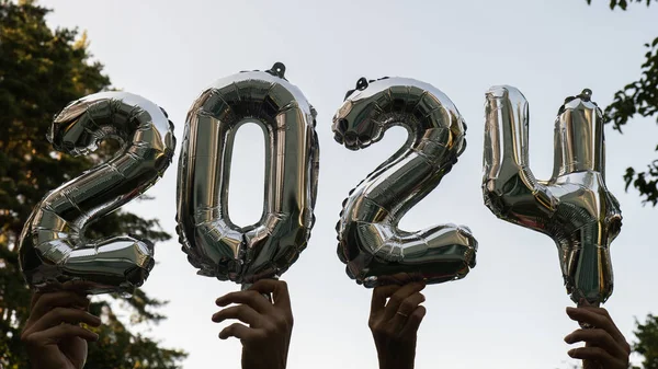 Frohes Neues Jahr 2024 Metallischen Ballons Auf Blauem Himmel Hintergrund — Stockfoto