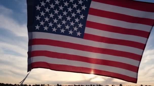 Macha Amerykańską Flagą Słońcu Flaga Stanów Zjednoczonych Ameryki Dzień Niepodległości — Wideo stockowe