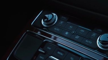 Modern lüks arabanın içi. Multimedya menü kontrol sistemi panelinin ayrıntıları, içerideki gösterge paneli. Prestijli spor otomobil. Seçici odak