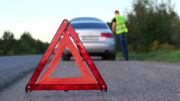 Kırık Gümüş Rengi Lüks Araba Acil Durum Kazası Adam Sürücü — Stok video