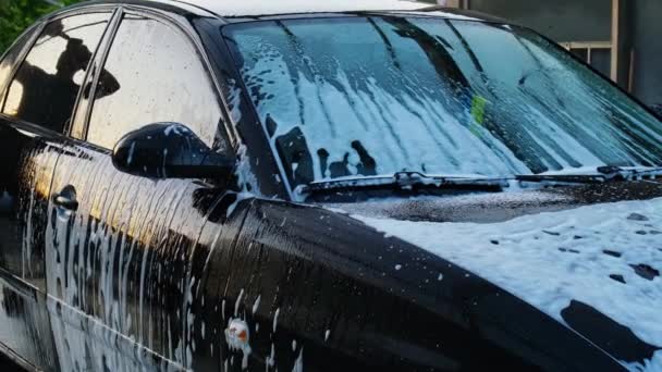 用无触点洗车洗豪华黑色车 清理汽车的细节 用泡沫自服务和高压水清洗轿车 城市环境中的清洁和秩序 — 图库视频影像