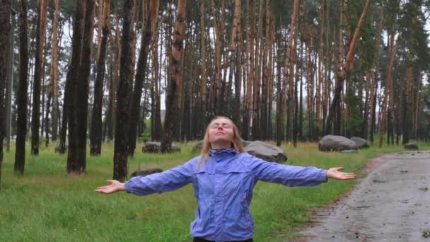 Överlycklig Blond Kvinna Blå Regnrock Njuter Tystnad Naturlig Grön Miljö — Stockvideo