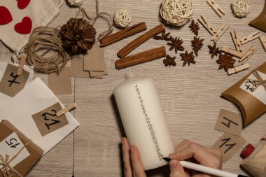 Tanımlanamayan genç bir kadın mumlara numara çiziyor. Ev yapımı takvim yapan kadın kendi elleriyle adım adım kendi işini kendi başına hallediyor. Noel konseptine hazırlık. Mevsimlik