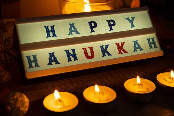 Vier Kaarsen Met Adventskalender Lightbox Met Tekst Happy Hanukkah Traditionele — Stockfoto