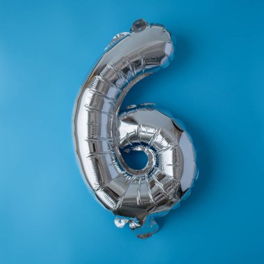 Mavi arka planda 6 metalik balon var. Kutlama kartı gümüş folyo balon numarası Mutlu yıllar tatil konsepti. Uzayı metin için kopyala. Kutlama partisi dekorasyonu.