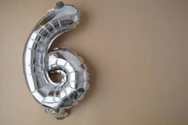 Bej renksiz arka planda 6 metalik balon. Kutlama kartı gümüş folyo balon numarası Mutlu yıllar tatil konsepti. Uzayı metin için kopyala. Kutlama partisi dekorasyonu.