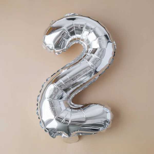 Två Metalliska Ballong Beige Neutral Bakgrund Gratulationskort Silver Folieballong Nummer — Stockfoto