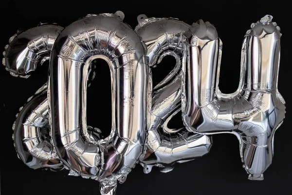 Happy New Year 2024 Metallic Balloons Confetti Dark Black Background — Stock Photo, Image