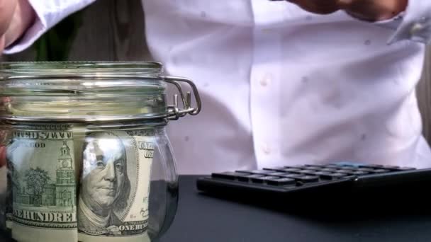 Dollar Bankbiljet Besparing Van Geld Glazen Pot Onherkenbare Man Bereken — Stockvideo