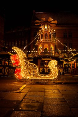 Noel Baba Kızak Tatili Gdansk Polonya 'da geceleri sokak süslenmiş ve aydınlatılmıştı. Eski kasabada gece vakti güzel bir Noel panayırı. Avrupa 'da kış uykusuna yatmış. Noel Pazarı