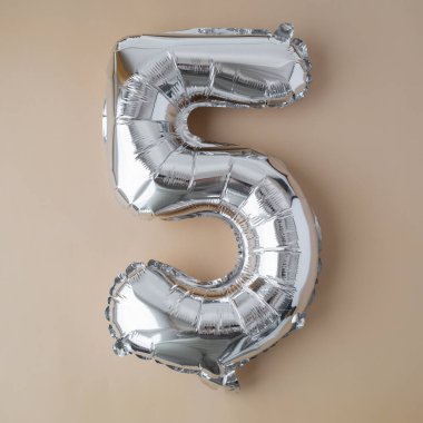 Bej renksiz arka planda 5.5 metalik balon. Kutlama kartı gümüş folyo balon numarası Mutlu yıllar tatil konsepti. Uzayı metin için kopyala. Kutlama partisi dekorasyonu.