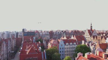 Polonya 'nın Gdansk kentindeki güzel panoramik mimarisi. Hava görüntülü insansız hava aracı. Şehir merkezinin yukarıdan manzarası. Küçük klasik tarihi binalar Avrupa Turist Çekimi