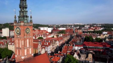 St Marys Katedrali Polonya 'nın Gdansk kentindeki güzel panoramik mimarisi. Hava görüntülü insansız hava aracı. Şehir merkezinin yukarıdan manzarası. Avrupa 'daki küçük tarihi yapılar
