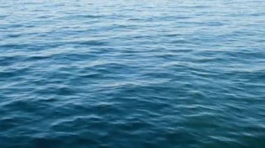 Baltık Denizi Koyu mavi bulutlar ve deniz veya okyanus su yüzeyinde fırtınadan önce köpük dalgaları, dramatik deniz manzarası. İnanılmaz gün batımı. Soyut doğal desen dokusu.