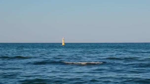 Faro Amarillo Línea Azul Del Mar Olas Día Soleado Mar — Vídeos de Stock