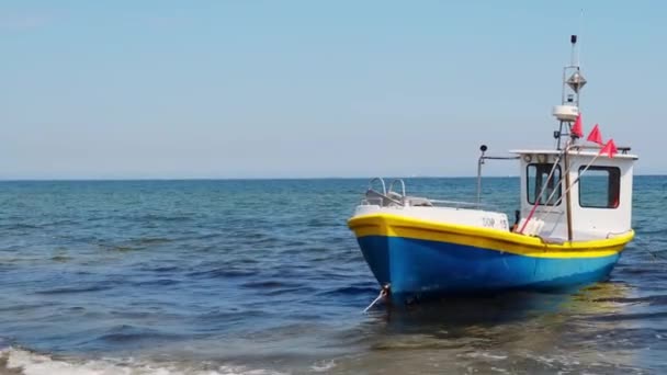 波兰索布海滩上的渔船 伟大的平静波罗的海 壁纸会使海浪失去焦距 渔民的海港假期和假日 旅游胜地 — 图库视频影像