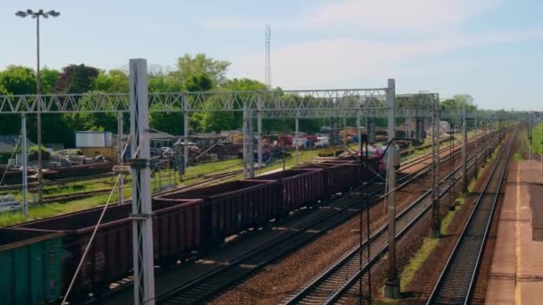 波兰格但斯克2023年7月1日 一列载满黑煤的货运列车开动 从上面俯瞰 铁路货车 运送燃料的货运火车 货物列车在运行中 速度很快 — 图库视频影像