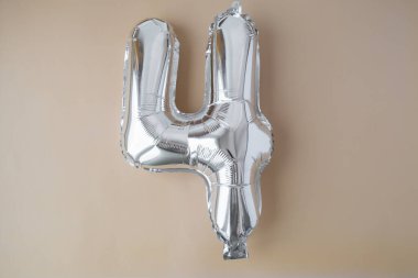 Bej renksiz arkaplanda 4 adet metalik balon. Kutlama kartı gümüş folyo balon numarası Mutlu yıllar tatil konsepti. Uzayı metin için kopyala. Kutlama partisi dekorasyonu.