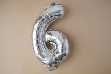 Bej renksiz arka planda 6 metalik balon. Kutlama kartı gümüş folyo balon numarası Mutlu yıllar tatil konsepti. Uzayı metin için kopyala. Kutlama partisi dekorasyonu.