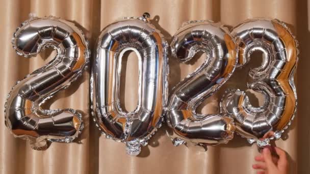 Ευτυχισμένο Νέο Έτος 2023 Αλλαγή 2024 Μεταλλικά Μπαλόνια Ύφασμα Άτλαντα — Αρχείο Βίντεο